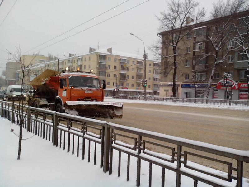 Даже ночью: в Коминтерновском районе продолжается уборка снега и наледи