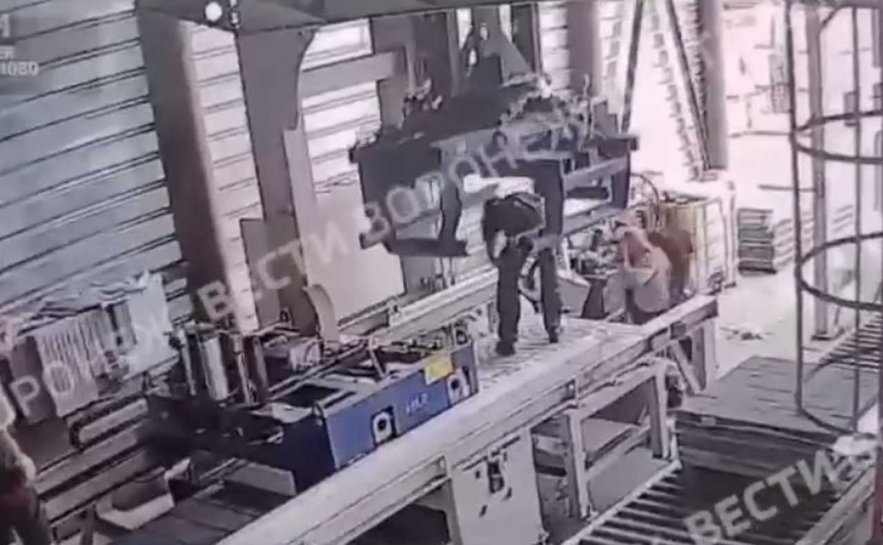 На видео попал момент гибели рабочего под станком на воронежском заводе