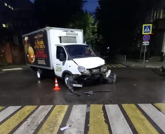 2 жительницы Воронежа пострадали, 4 автомобиля повреждены в результате ночного ДТП