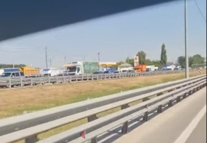 Пробка в 2 км образовалась на въезде в Воронеж из-за аварии