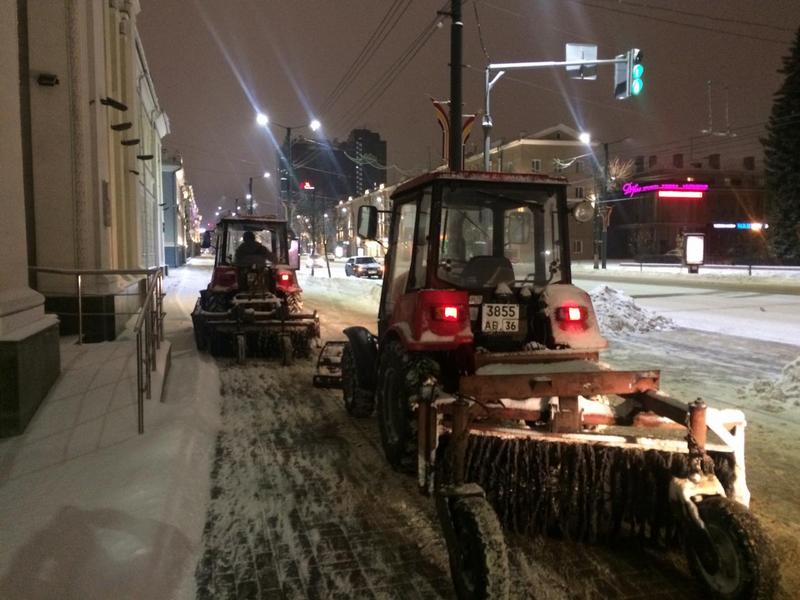 В Воронеже очищают город от снега