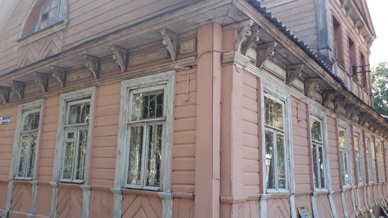 В Воронеже на объекте культурного наследия волшебным образом исчезли граффити и появились стекла