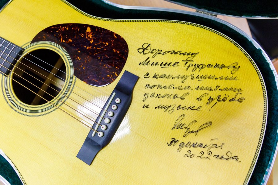Воронежскому мальчику глава МИД Сергей Лавров подарил свою гитару