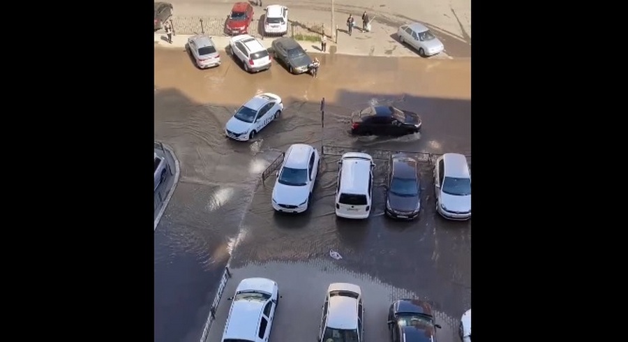 Из-за коммунальной аварии затопило микрорайон Воронежа