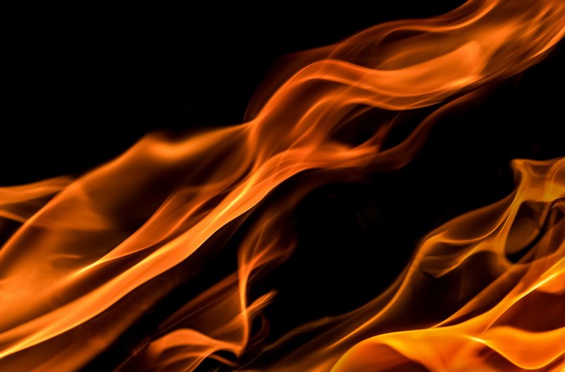 В Воронежской области погиб мужчина во время пожара в двух домах