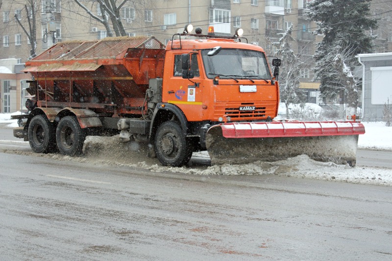 В Ленинском районе Воронежа коммунальщики вывозят снег
