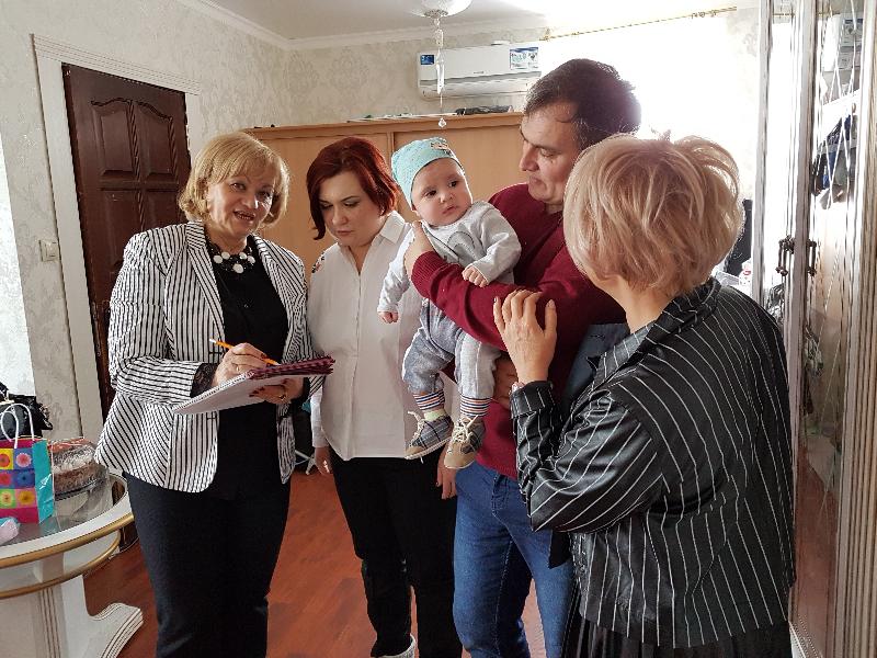 Всех любят одинаково: в Коминтерновском районе Воронежа с 8 Марта поздравили маму, воспитывающую 13 детей