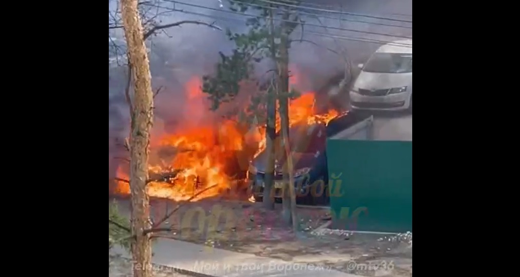 В микрорайоне Воронежа загорелась и взорвалась машина, спалив вторую