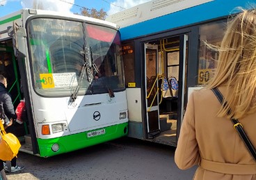 Два больших автобуса с пассажирами столкнулись в Воронеже