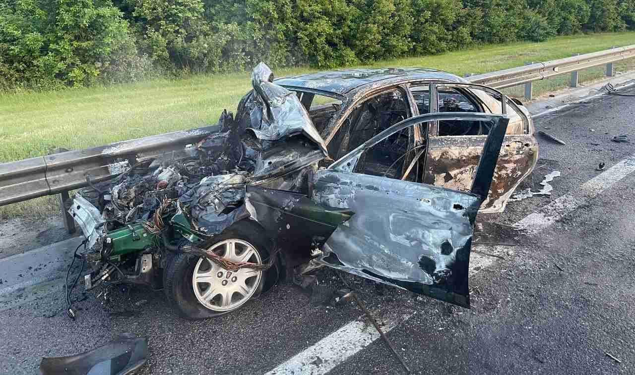 В двух серьёзных ДТП почти в одно время на воронежской трассе погиб водитель и сгорело авто