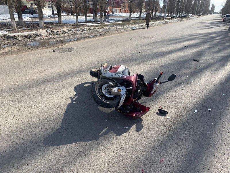 В Воронежской области скутерист на перекрестке попал под колеса иномарки