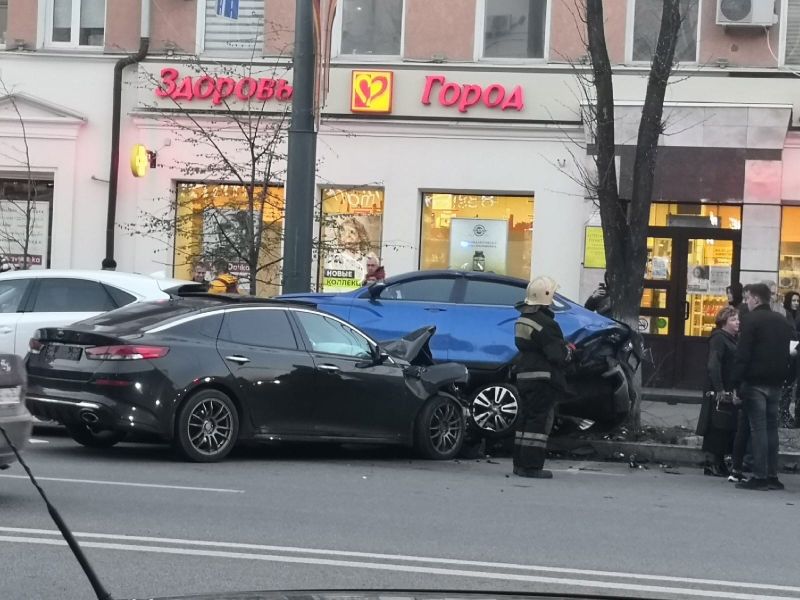 В Воронеже на проспекте Революции «Киа Оптима» разбила три припаркованные машины