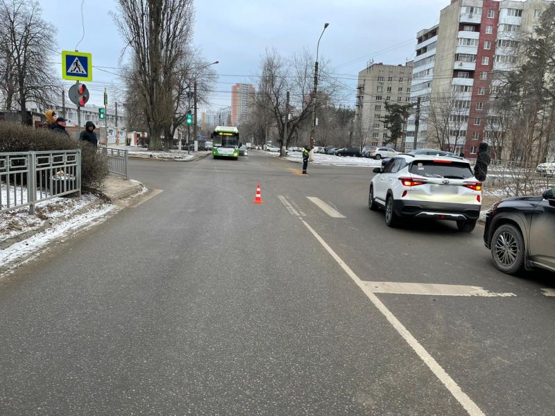 Нарушитель ПДД сбил 45-летнюю женщину на пешеходном переходе в Воронеже