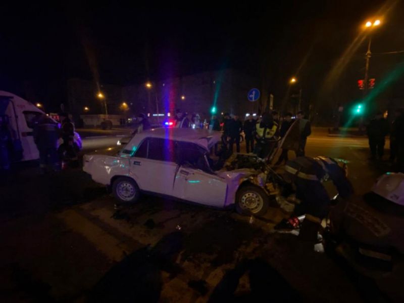 Уходя ночью от полиции, легковушка в Воронеже врезалась в грузовик