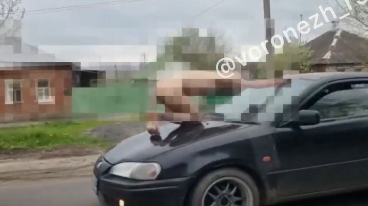 Голый мужчина залез на капот автомобиля в воронежском Острогожске