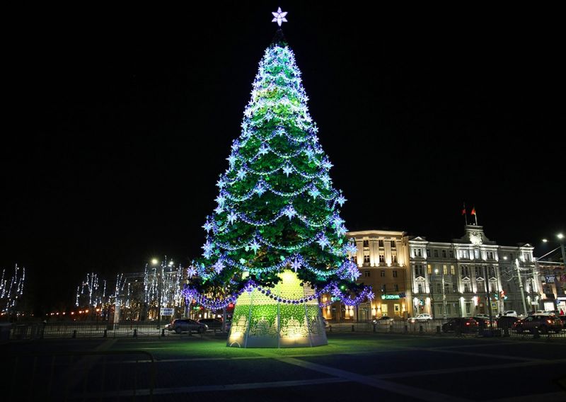 В Воронеже на площади Ленина проверяли подсветку новогодней ёлки