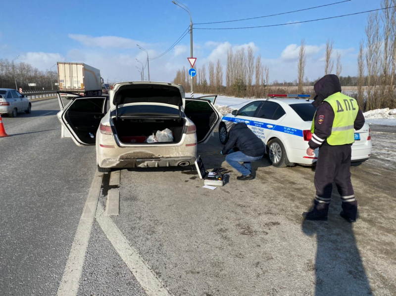 Вооруженный водитель спровоцировал погоню за ним со стрельбой в Воронежской области