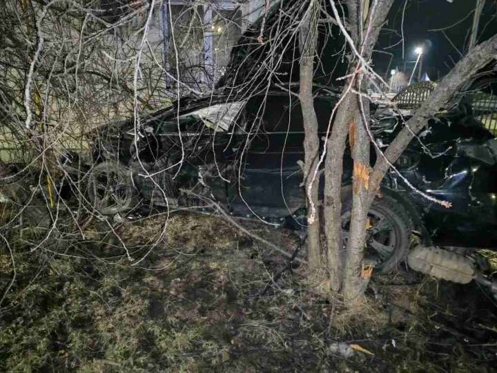 Подросток пострадал во врезавшейся в жилой дом в воронежском райцентре иномарке