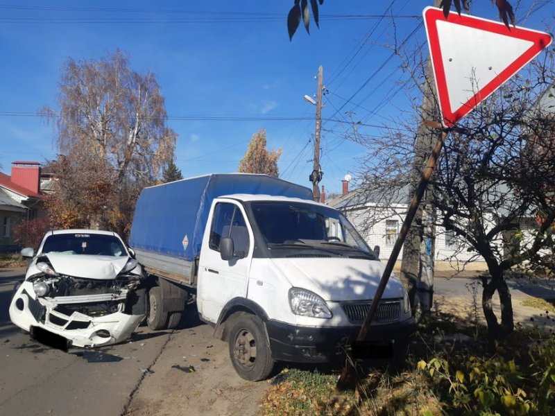 18-летняя девушка пострадала при столкновении в Воронеже отечественного авто с иномаркой