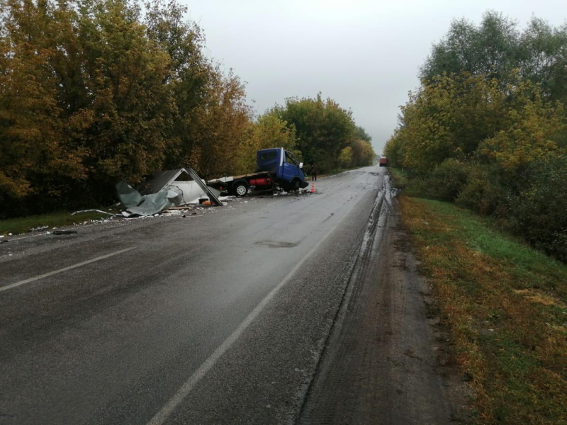 Два водителя пострадали в ДТП с тремя грузовиками в Воронежской области