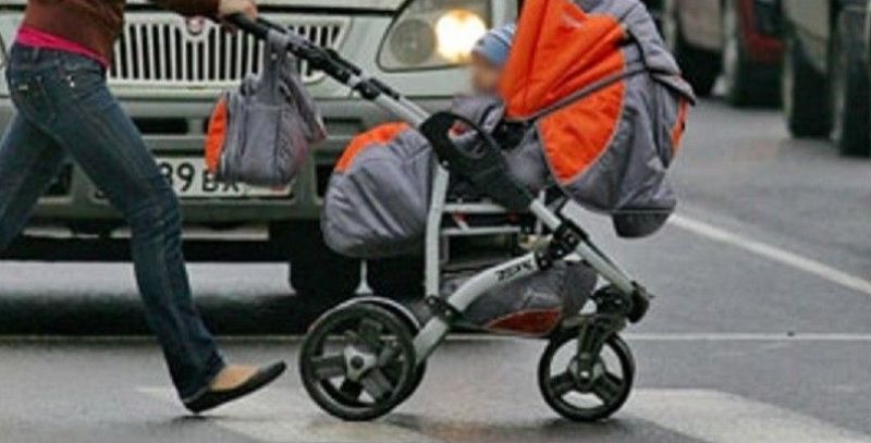 В Воронеже полиция ищет водителя, наехавшего на детскую коляску