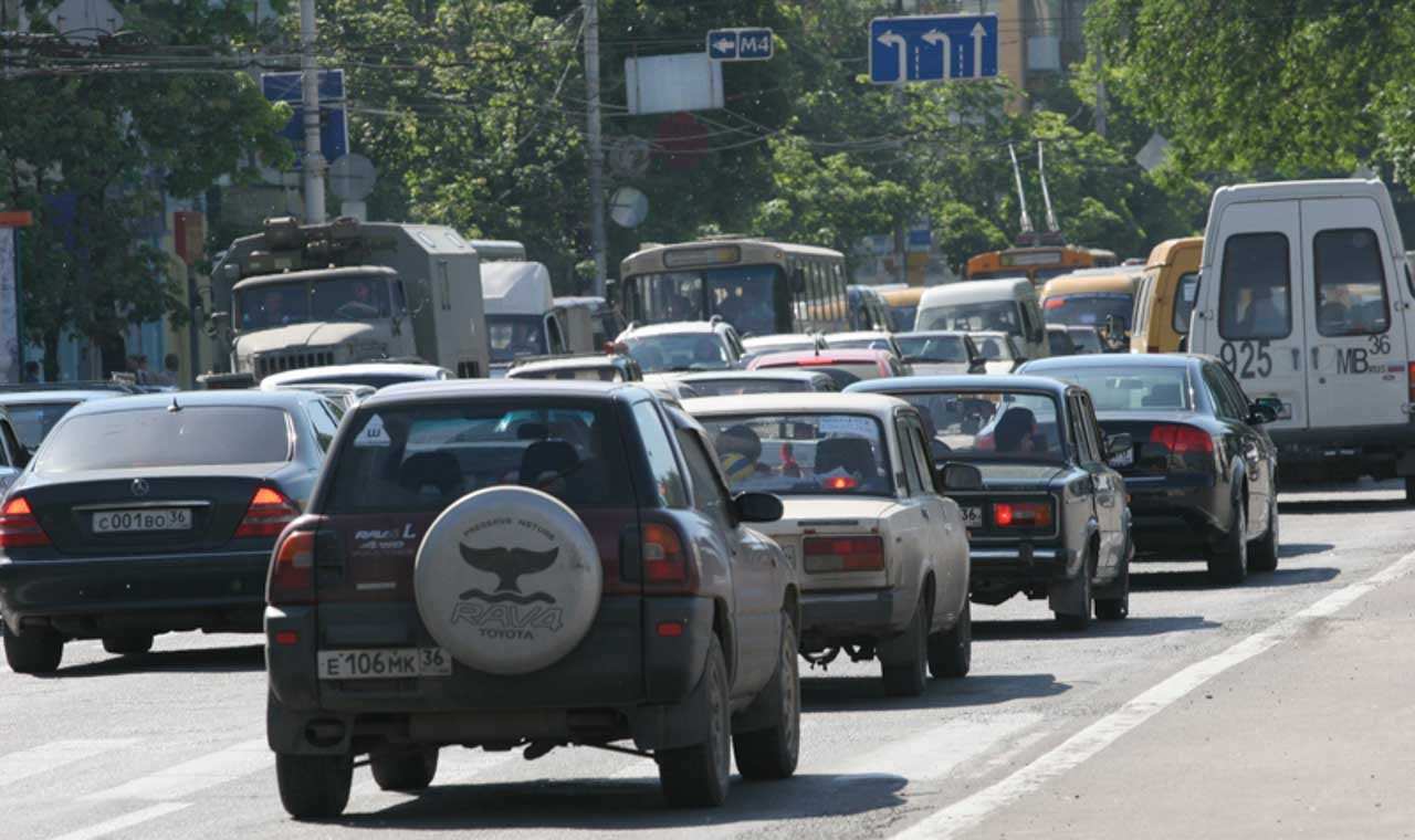 Из-за огромной пробки на левом берегу сбился график маршруток в Воронеже