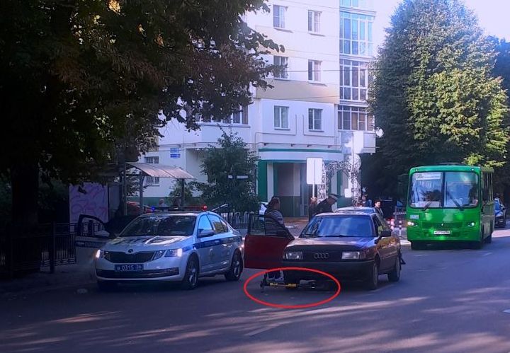 В Воронеже подросток на электросамокате попал под колеса иномарки