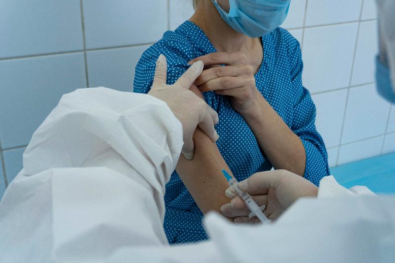 Членов семей военнослужащих продолжают прививать вакциной в Воронежской области