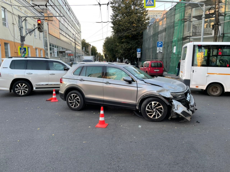 Водитель и пассажир «Фольксвагена» пострадали в ДТП в центре Воронежа