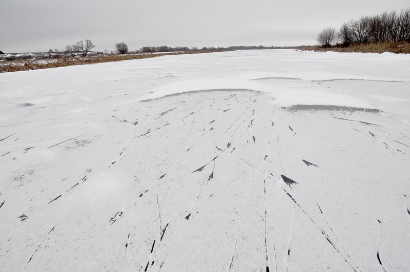 В Воронежской области в первый день зимы на реке под лед провалился рыбак
