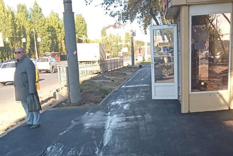 В Ленинском районе у "Военных строителей" появился тротуар