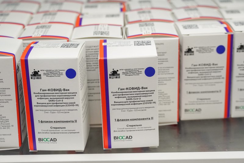 Обязательную вакцинацию ввели для работников 18 крупных предприятий Воронежской области