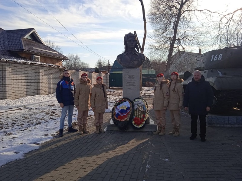 В микрорайоне Подгорное возложили венки и цветы на мемориалах павшим воинам