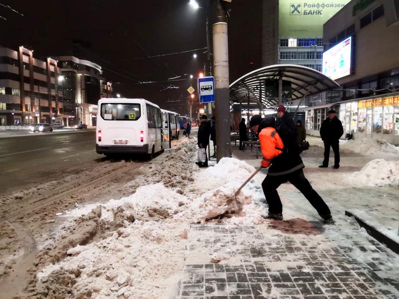 В Воронеже ночью чистили город от снега 251 единица техники
