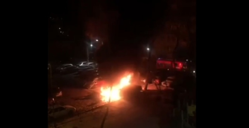 В Воронеже очевидцы сняли на видео припаркованные во дворе горящие автомобили