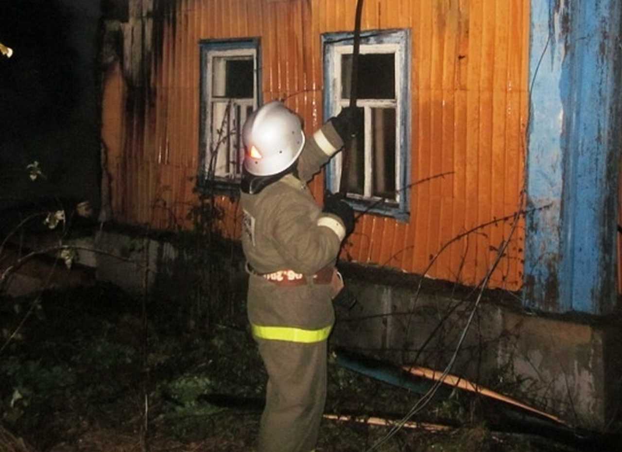 В ночных пожарах у воронежцев сгорели 2 дачных домика с мансардами