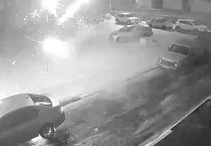 В воронежском дворе автомобили расстреляли из фейерверков (видео)