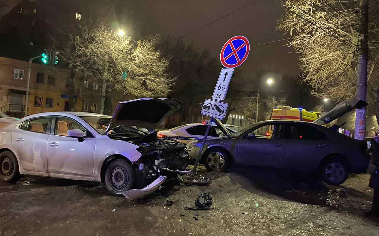 В столкновении иномарок на перекрестке в Воронеже пострадали сразу 3 человека