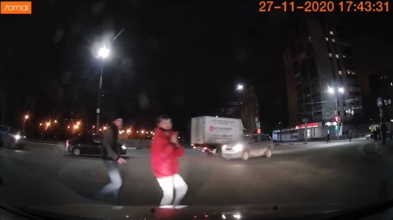 Воронежская автомобилистка благодарит пешеходов-нарушителей, которые спасли её от ДТП (ВИДЕО)