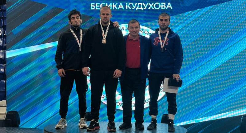 Борцы из Воронежа отличились на представительном турнире