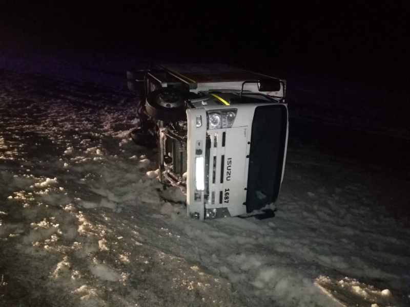 Воронежские автоинспекторы поставили на колеса опрокинувшийся грузовик