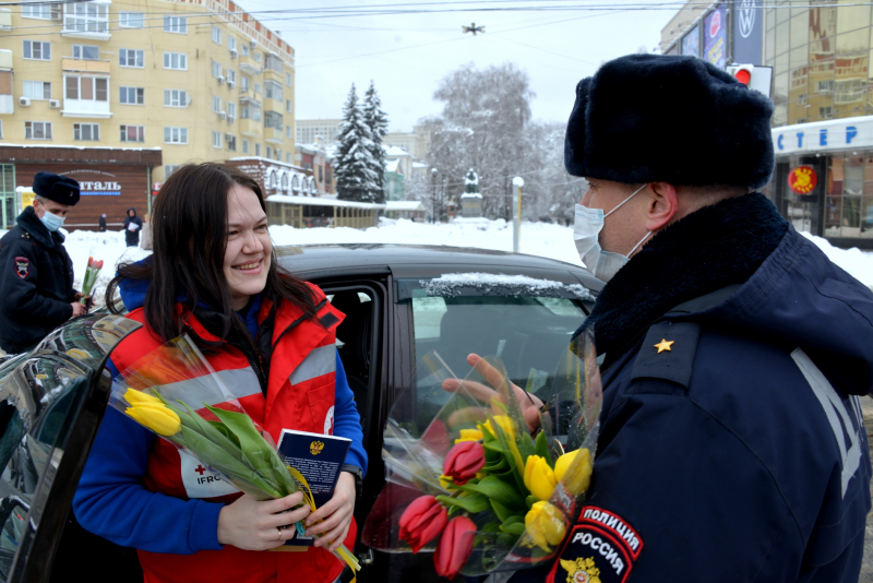 Воронежские госавтоинспекторы поздравили женщин-водителей с праздником