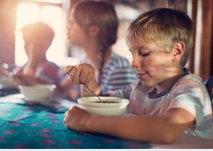 В воронежских лагерях детей кормили небезопасными продуктами