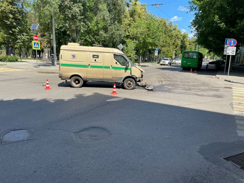 Пассажирка пострадала в столкновении в Воронеже автобуса с инкассаторской машиной