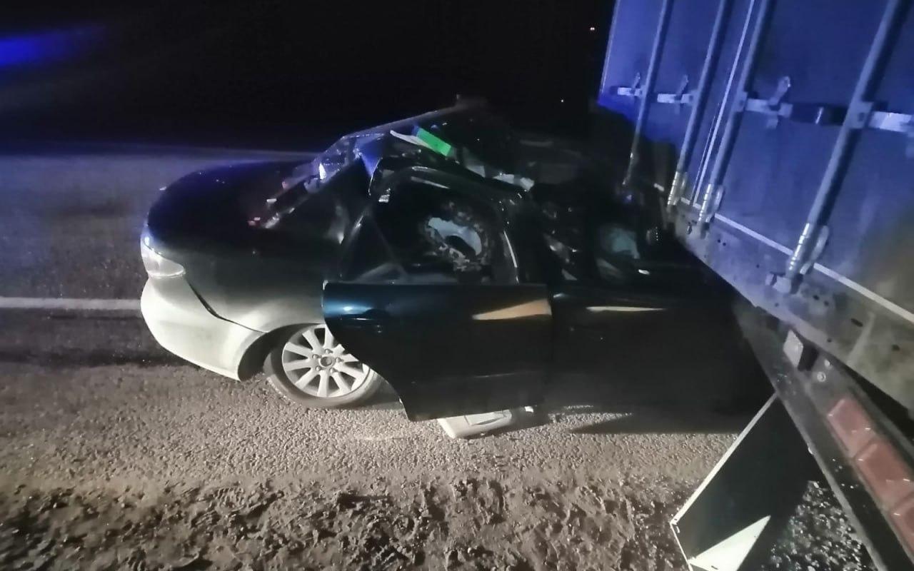 Mazda влетела под фуру в Воронежской области: пострадали два жителя Подмосковья