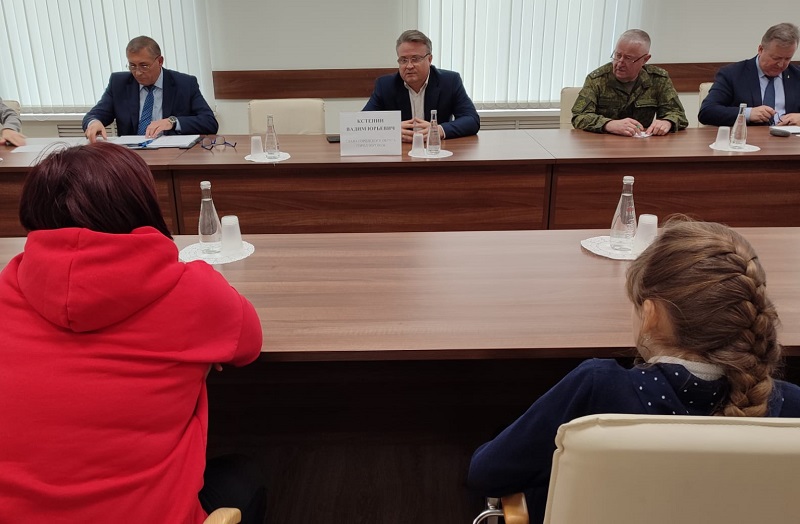 Мэр Вадим Кстенин встретился с членами семей мобилизованных воронежцев
