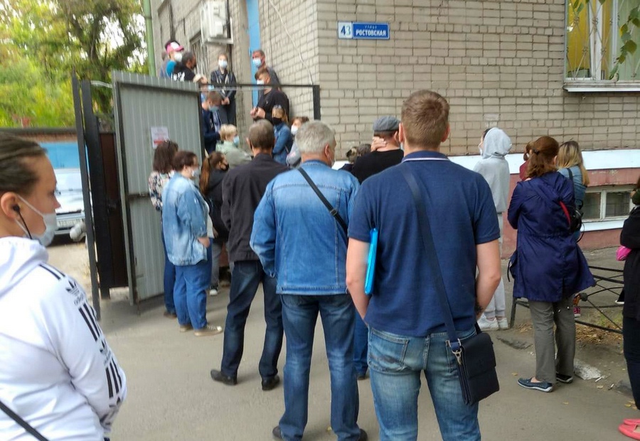 В еще одну поликлинику в Воронеже образовалась очередь на улице
