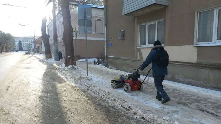 Днем 23 февраля 121 дворник убирал улицы Воронежа от снега
