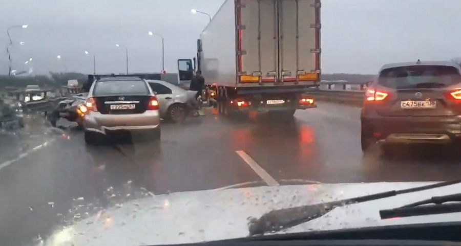В массовом ДТП под Воронежем столкнулись 12 автомобилей