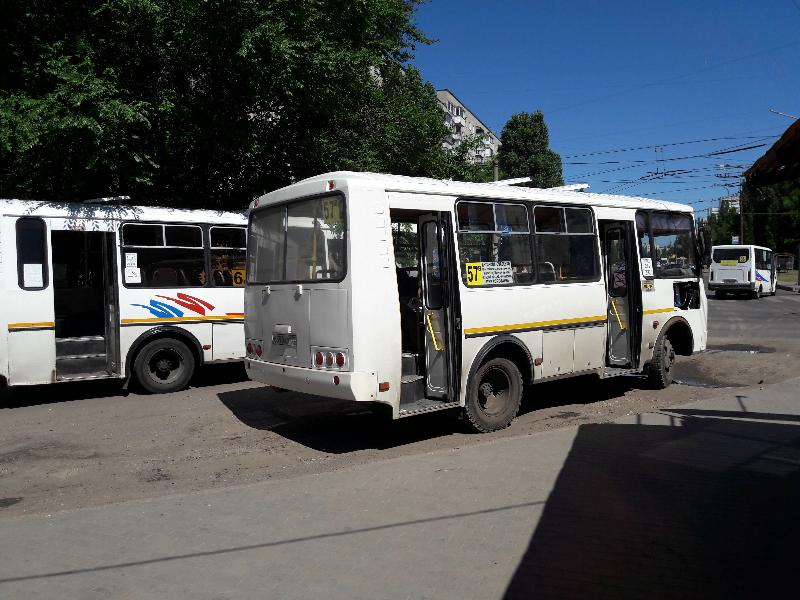 Маршрутный автобус в Воронеже сбил девушку на парковке